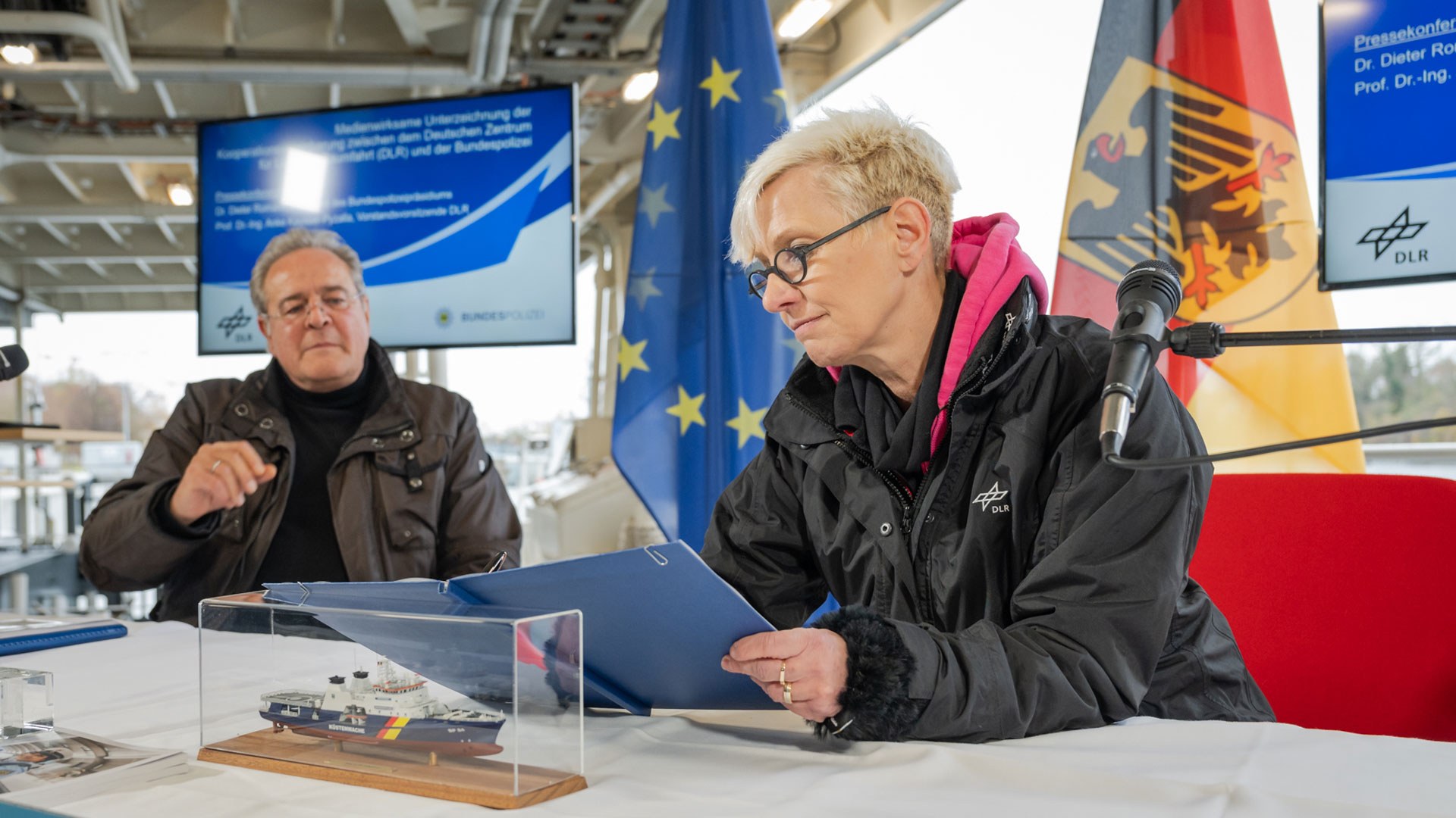 Das DLR und die Bundespolizei arbeiten im Bereich der maritimen Sicherheit enger zusammen. Prof. Dr.-Ing. Anke Kaysser-Pyzalla, Vorstandsvorsitzende des DLR, und Dr. Dieter Romann, Präsident des Bundespolizeipräsidiums, unterzeichneten den Kooperationsvertrag am 21.11.2024 auf dem Einsatzschiff „BP84 Neustadt“.