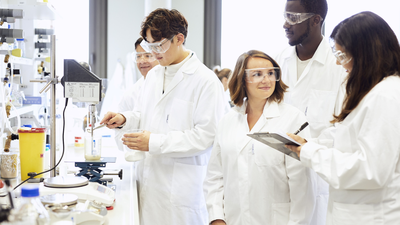 Studierende und Post-Docs im Labor