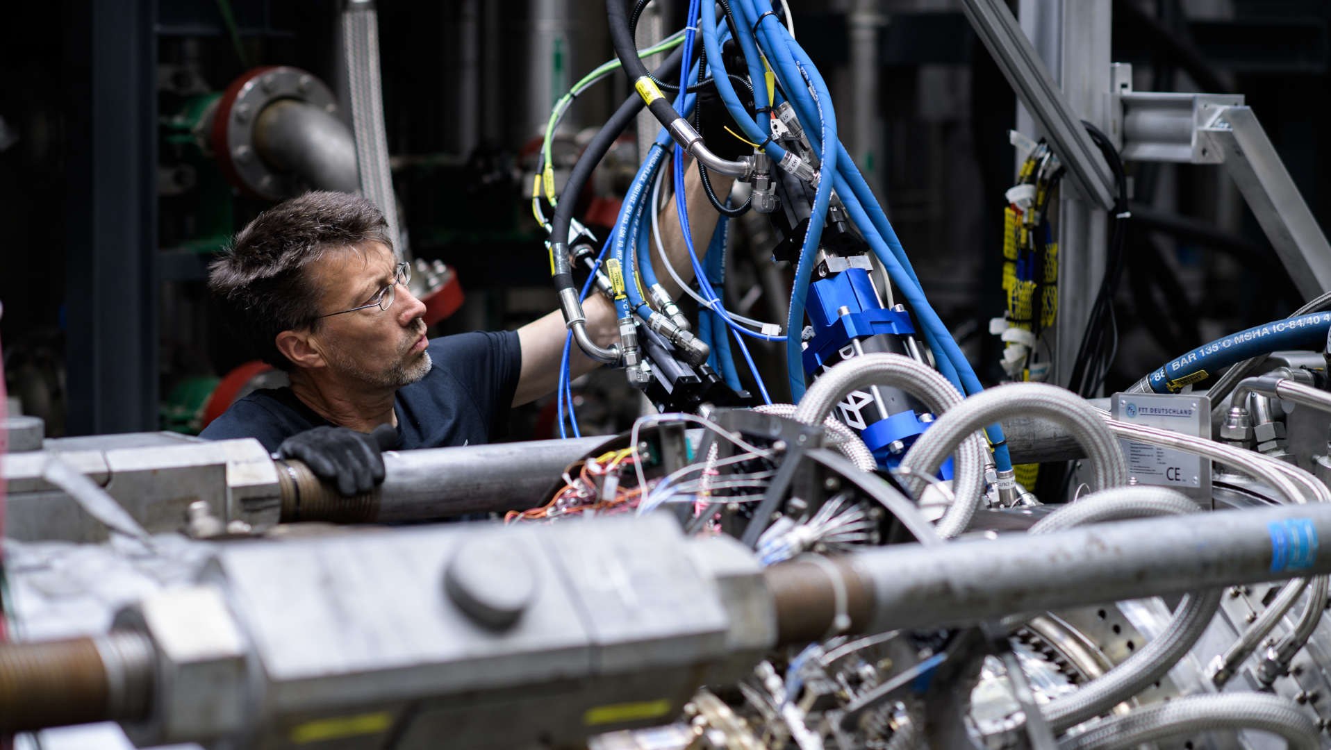 DLR-Mitarbeiter bei der Montage der optischen Messtechnik