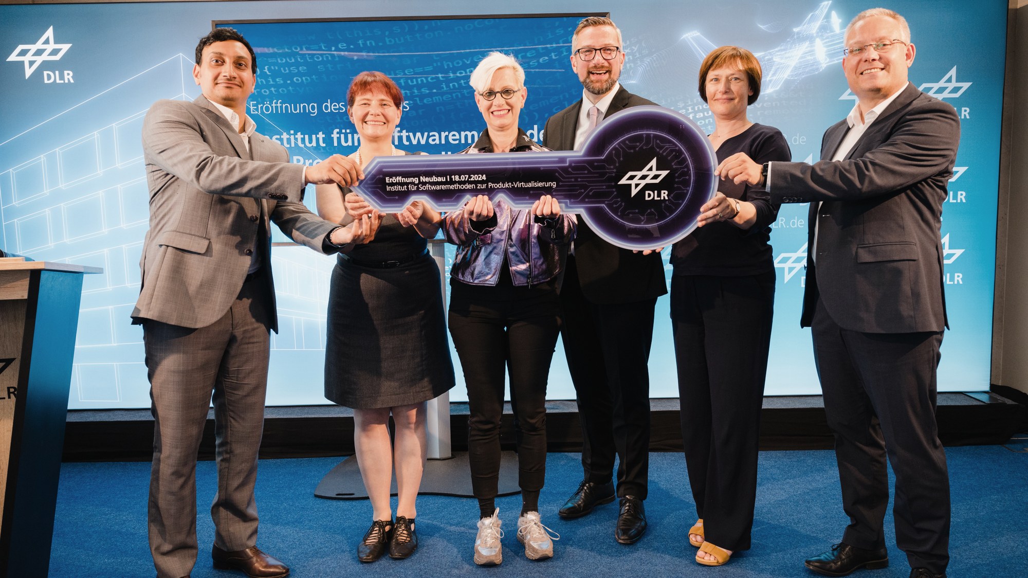 Gruppenbild: Dr. Ali Al-Lami, Mitglied DLR-Bereichsvorstand Luftfahrt, Prof. Sabine Roller, Direktorin DLR-Institut für Softwaremethoden zur Produkt-Virtualisierung, Prof. Dr.-Ing. Anke Kaysser-Pyzalla, Vorsitzende des DLR-Vorstands, Martin Dulig, Staatsminister Sächsisches Staatsministerium für Wirtschaft, Arbeit und Verkehr, Christine Behrens, Staatsbetrieb Sächsisches Immobilien- und Baumanagement, sowie Jan Pratzka, Bürgermeister Stadt Dresden