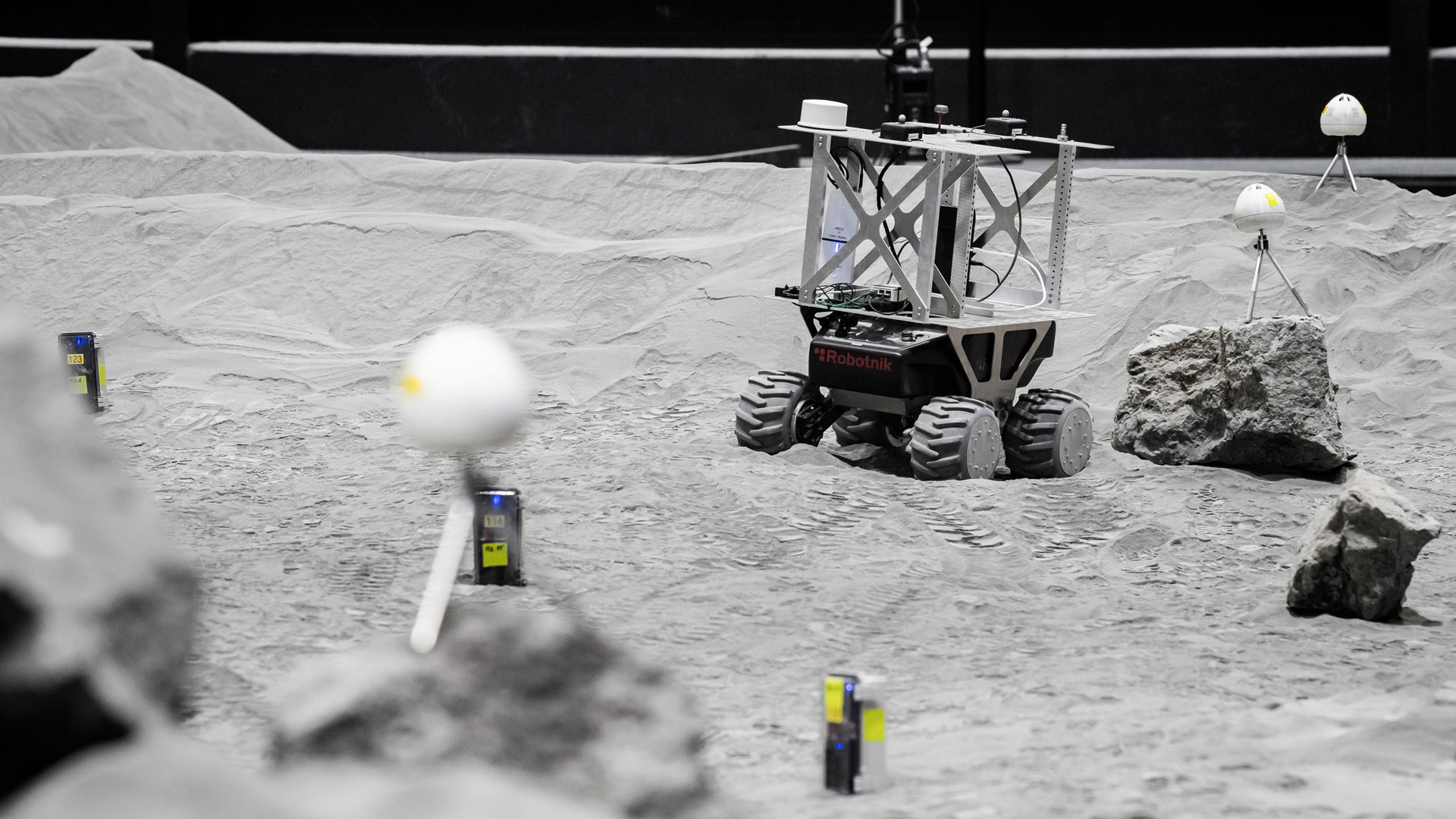 Die Rover bewegen sich in der LUNA-Halle auf Regolith-Simulat, das dem Regolith auf dem Mond täuschend ähnlich ist. Die Steine sind der Mond-Geologie nachempfunden.