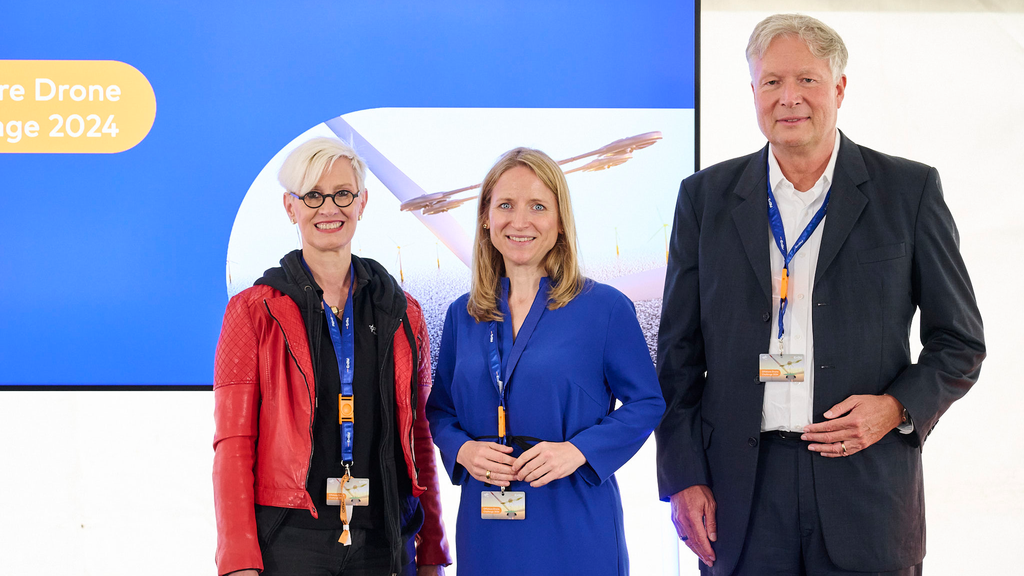Gruppenbild: Prof. Dr.-Ing. Anke Kaysser-Pyzalla, Vorstandsvorsitzende des DLR, Daniela Kluckert, Parlamentarische Staatssekretärin beim Bundesministerium für Digitales und Verkehr (BMDV), und Peter Heydecker, Vorstand für Nachhaltige Erzeugungsinfrastruktur bei EnBW