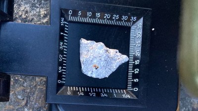 Stück eines Aubrit-Meteoriten im DLR-Labor
