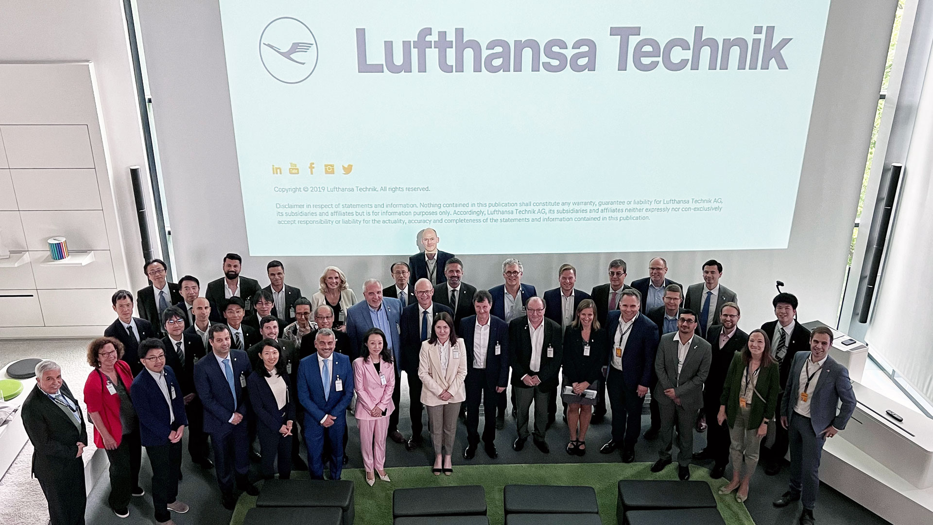 Gruppenbild der IFAR-Delegation bei der Lufthansa Technik