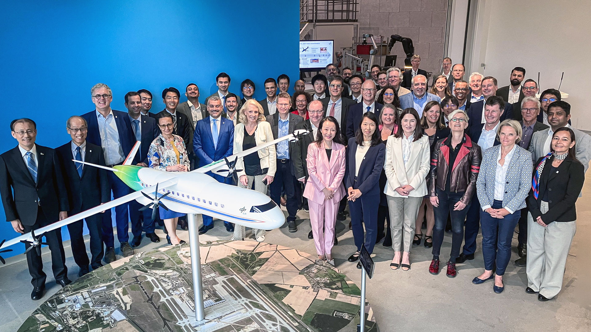 Gruppenbild der IFAR-Delegation auf Führungsebene aus 14 Ländern und Airbus-Vize-Präsidentin im Zentrum für Angewandte Luftfahrtforschung (ZAL) in Hamburg.