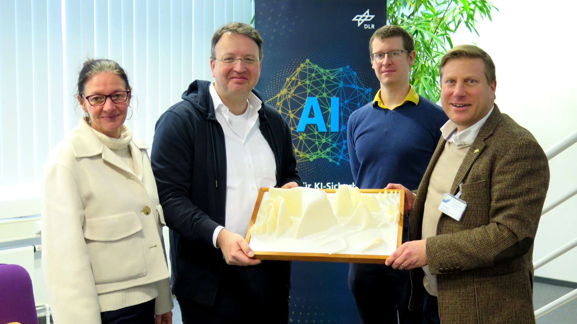 Nico Weinmann MDL mit Dr. Anke Kovar, Leiterin der DLR-Standorte Süd-West, Prof. Frank Köster und Dr. Hans-Martin Rieser vom DLR-Institut für KI-Sicherheit beim Besucherrundgang am DLR in Ulm.