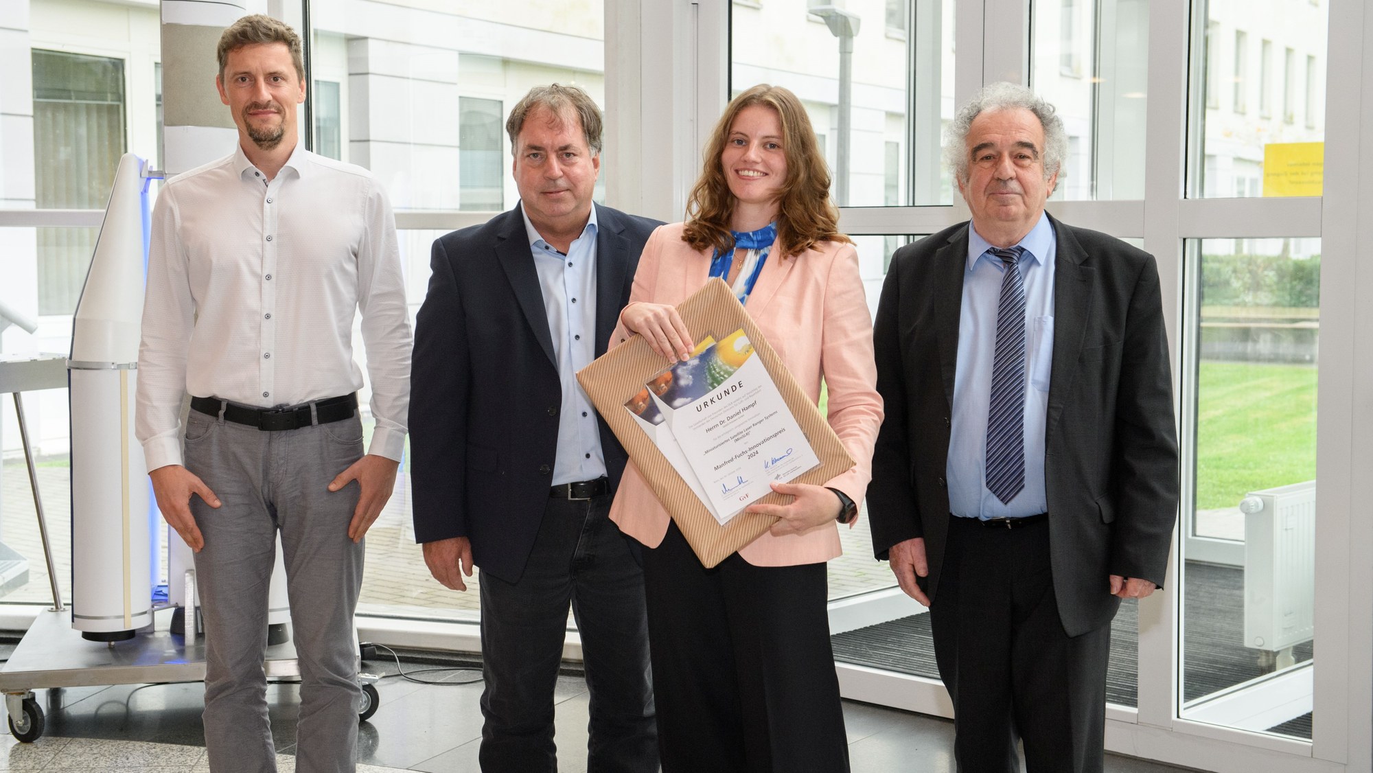 Gruppenbild anlässlich des Manfred-Fuchs-Innovationspreises 2024: André Kloth, Guido Plützer und Felicitas Niebler sowie Dr. rer. nat. Fritz Merkle, Vorstand der Gesellschaft von Freunden des DLR