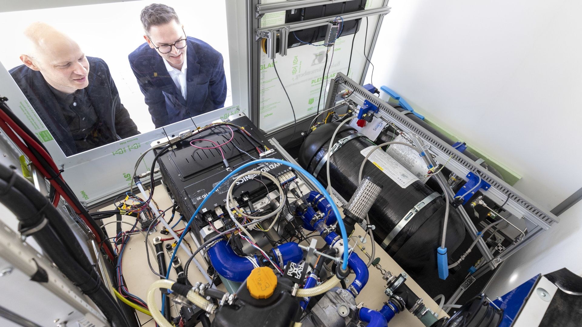 Brennstoffzellen und Wasserstofftank der mobilen Ladestation