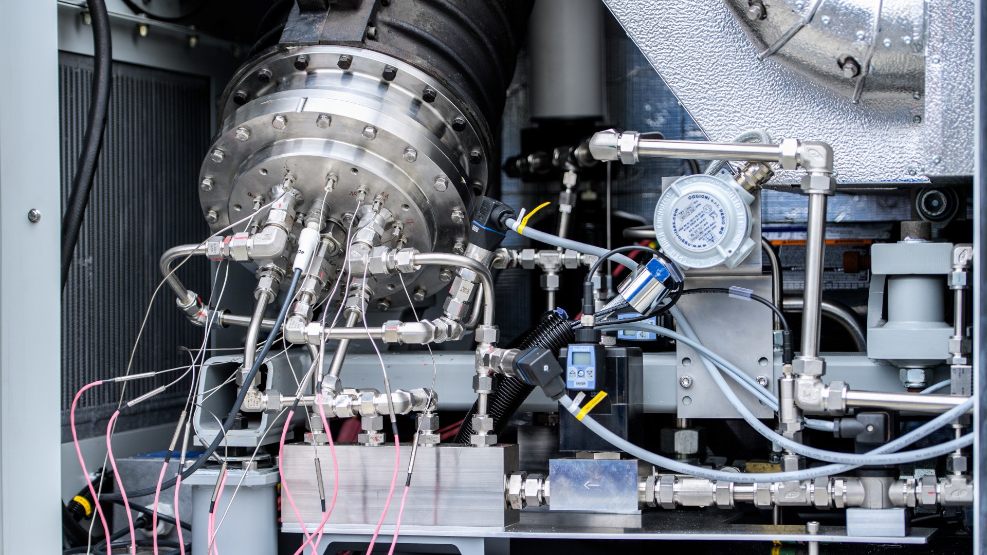 Mikrogasturbine in der Retrofit-H2-Pilotanlage beim Testlauf mit reinem Wasserstoff.