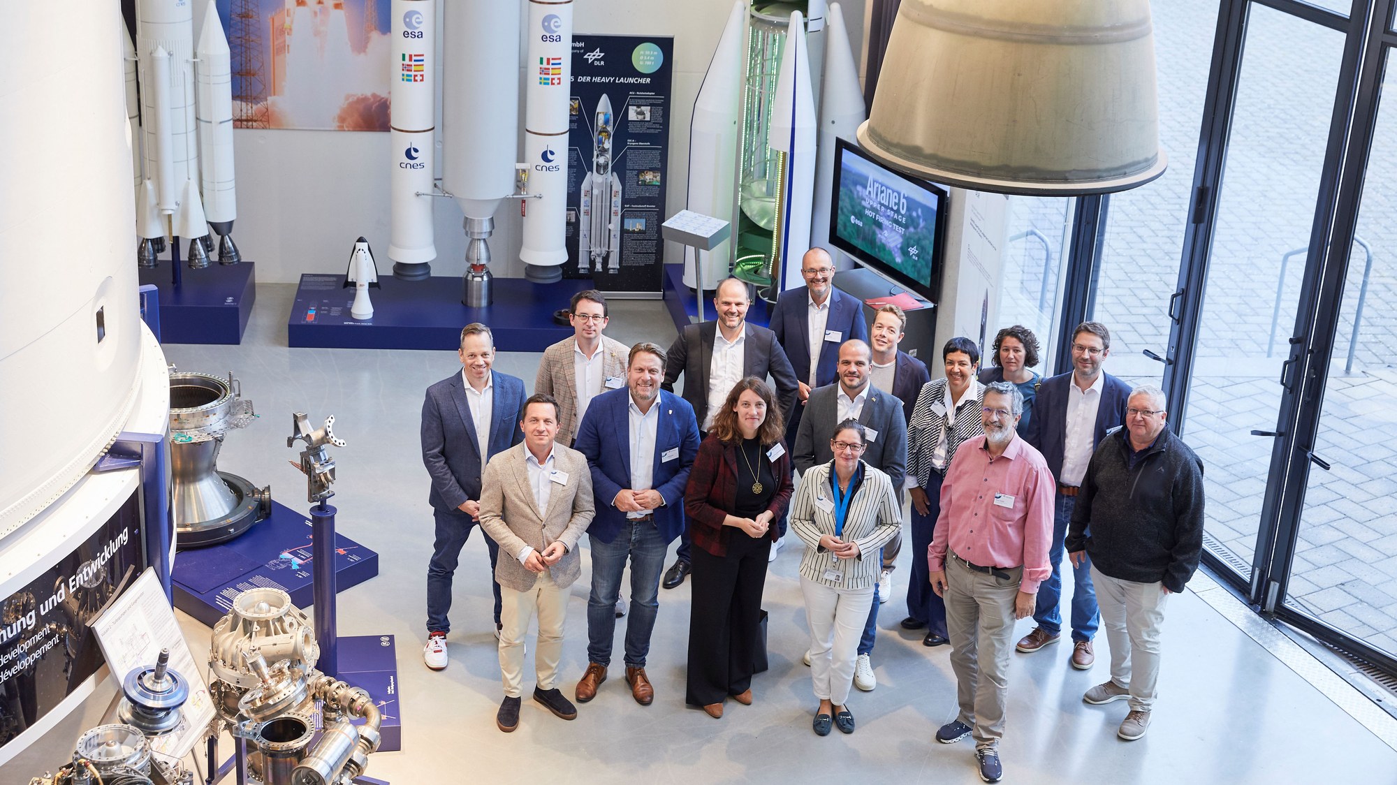 Zu sehen ist die Delegation des baden-württembergischen Landtags bei ihrem Besuch des DLR-Forums für Raumfahrtantriebe