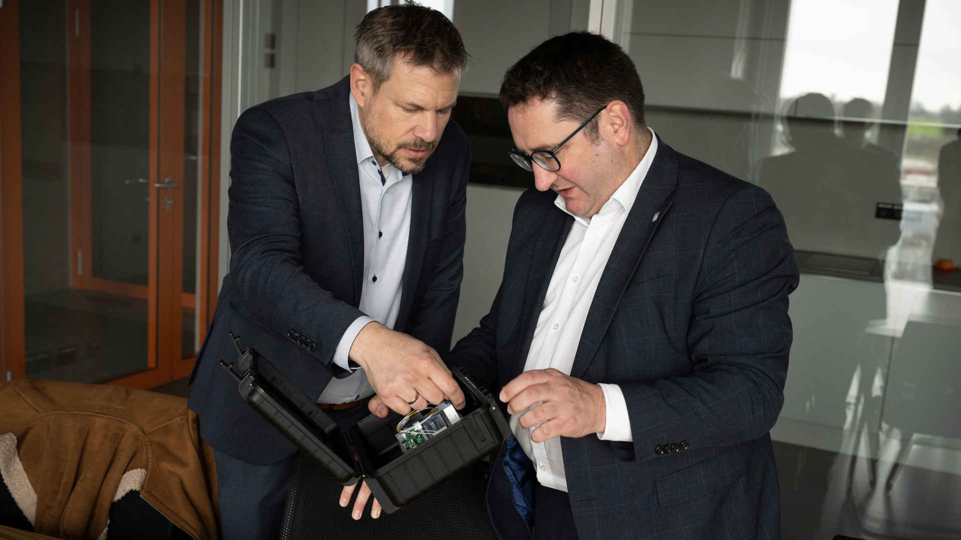 Florian David erklärt Tobias Gotthardt das Laserkommunikationsterminal CubeLCT