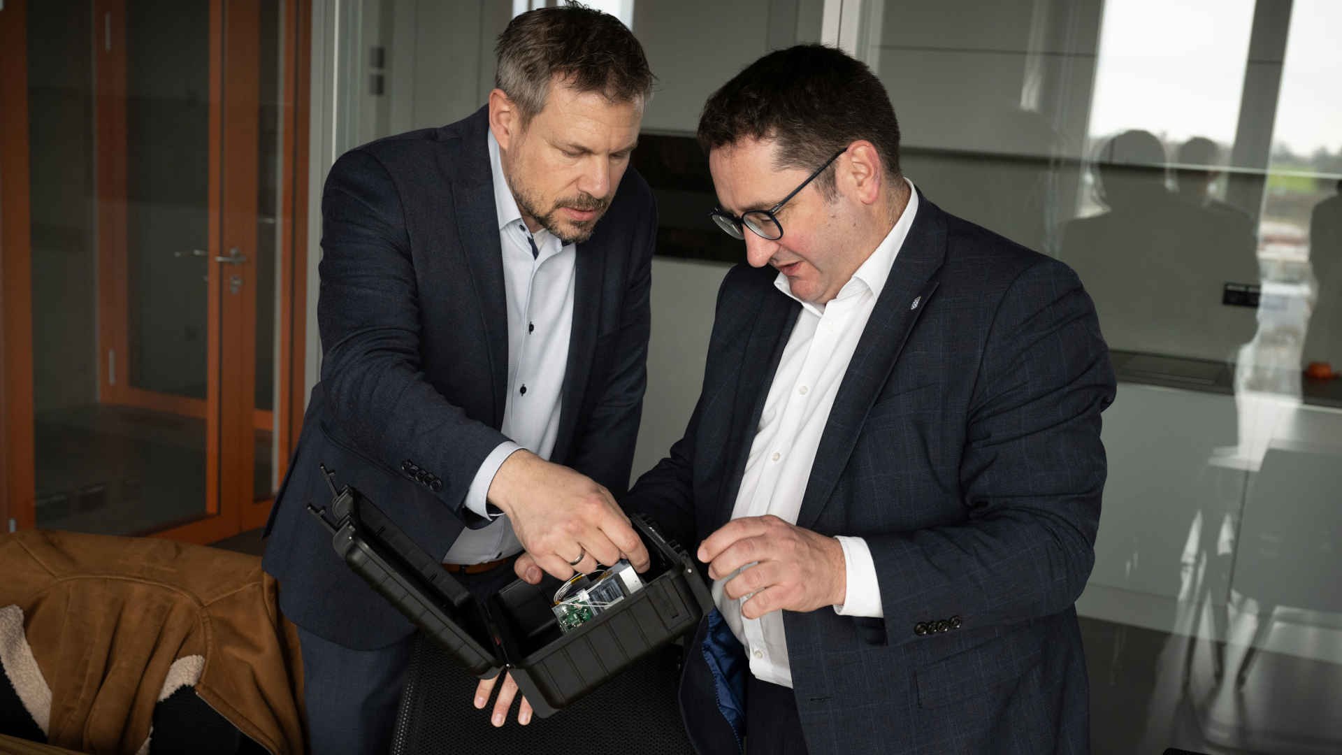 Institutsdirektor Florian David zeigt CubeLCT