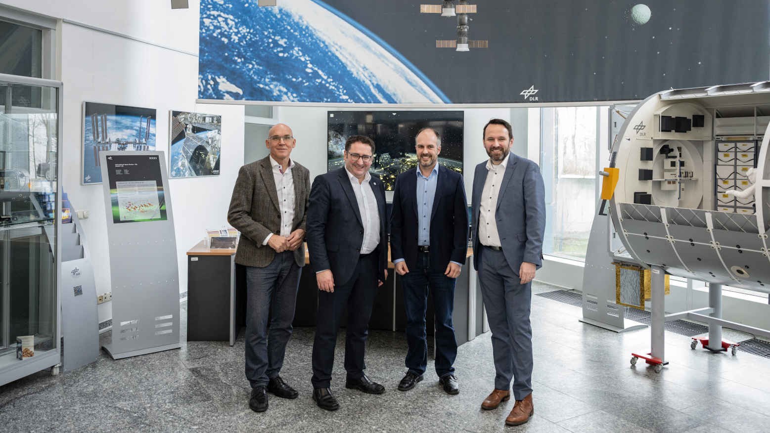 Gruppenfoto im Raumfahrtkontrollzentrum Oberpfaffenhofen