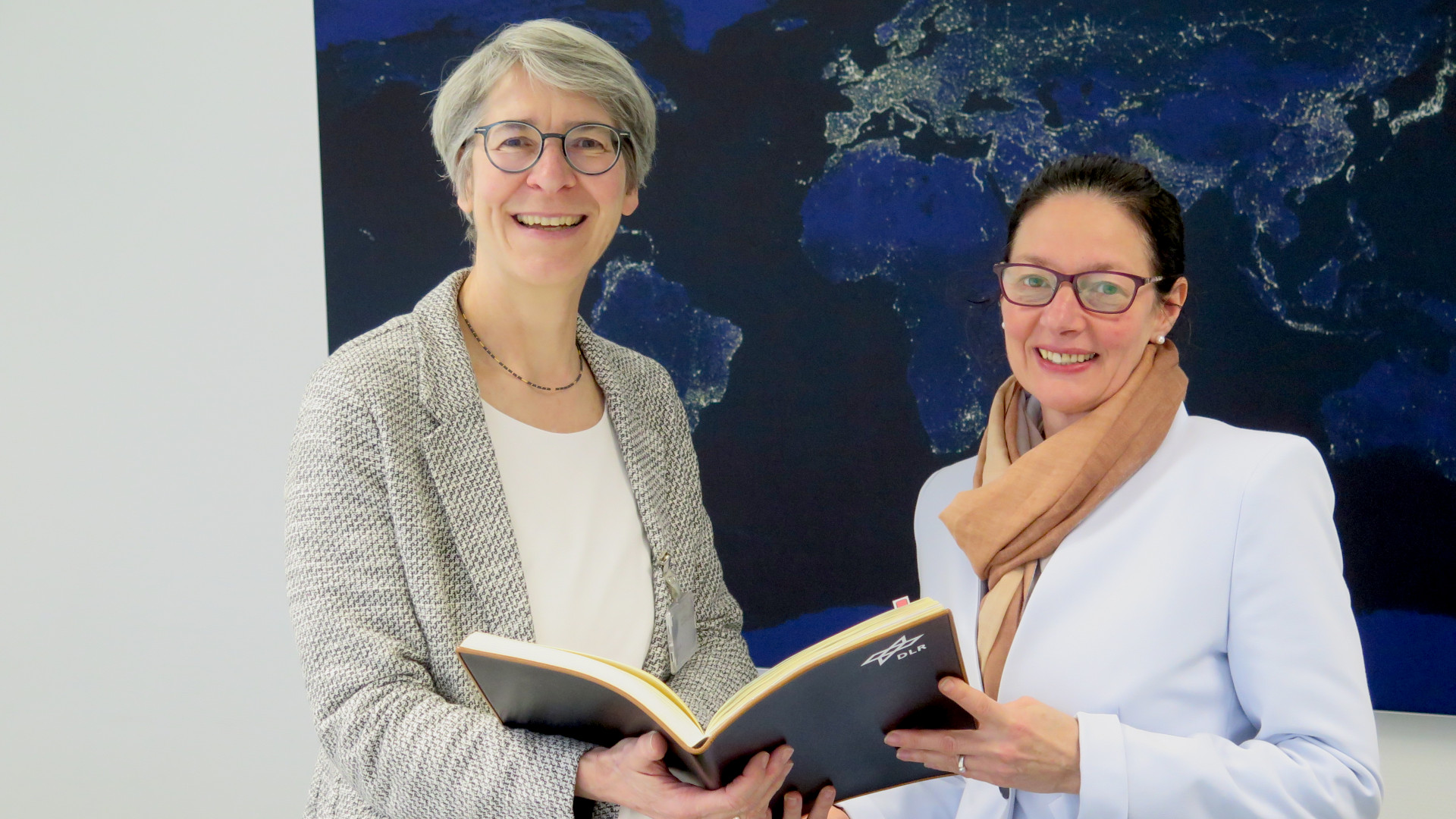 Staatssekretärin Elke Zimmer MDL mit Dr. Anke Kovar, Leiterin der DLR-Standorte Süd-West beim Eintrag ins Gästebuch des DLR in Stuttgart.