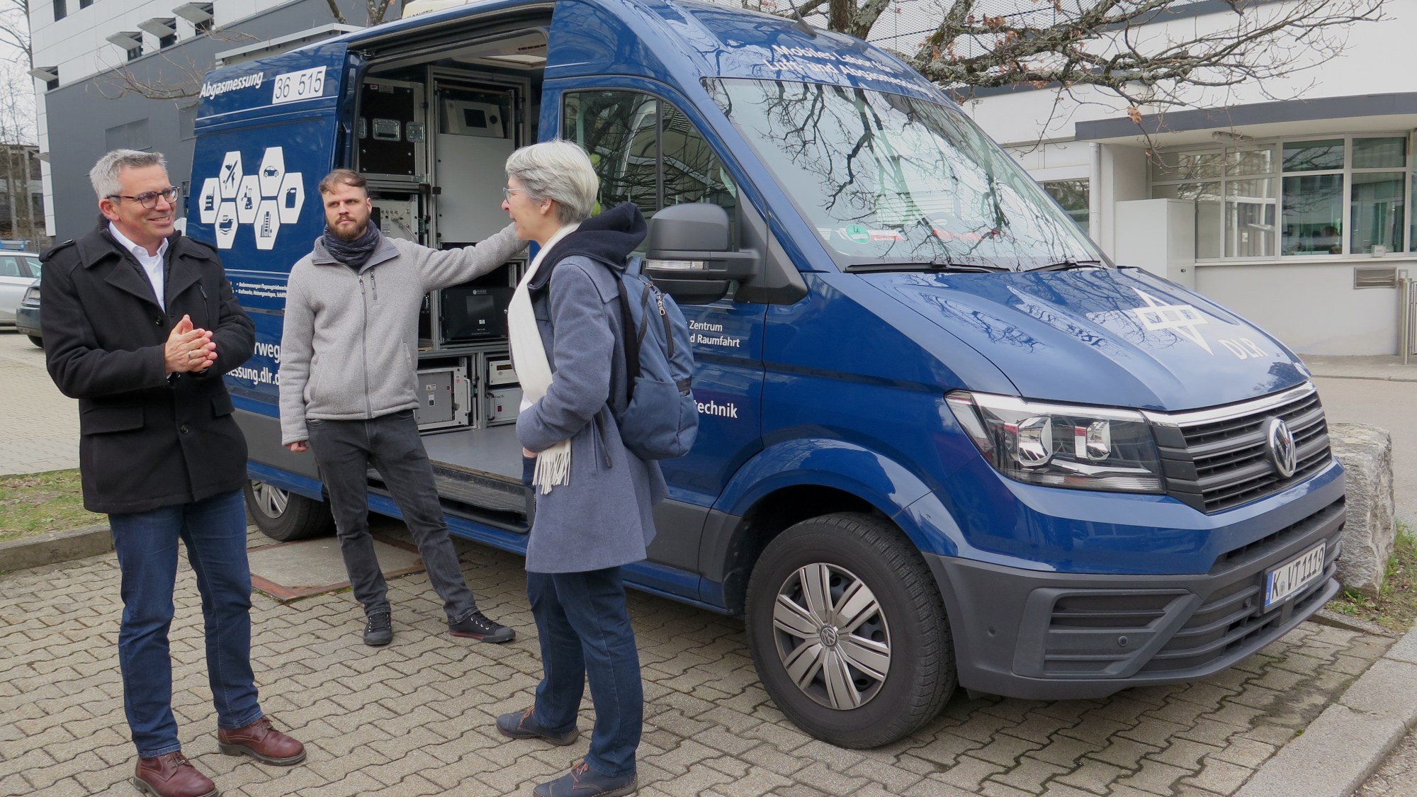 DLR-Mitarbeitende und Elke Zimmer MdL am DLR-Partikelmessfahrzeug.