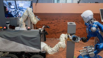ESA-Astronaut Wandt steuert von der ISS aus Roboter auf der Erde.