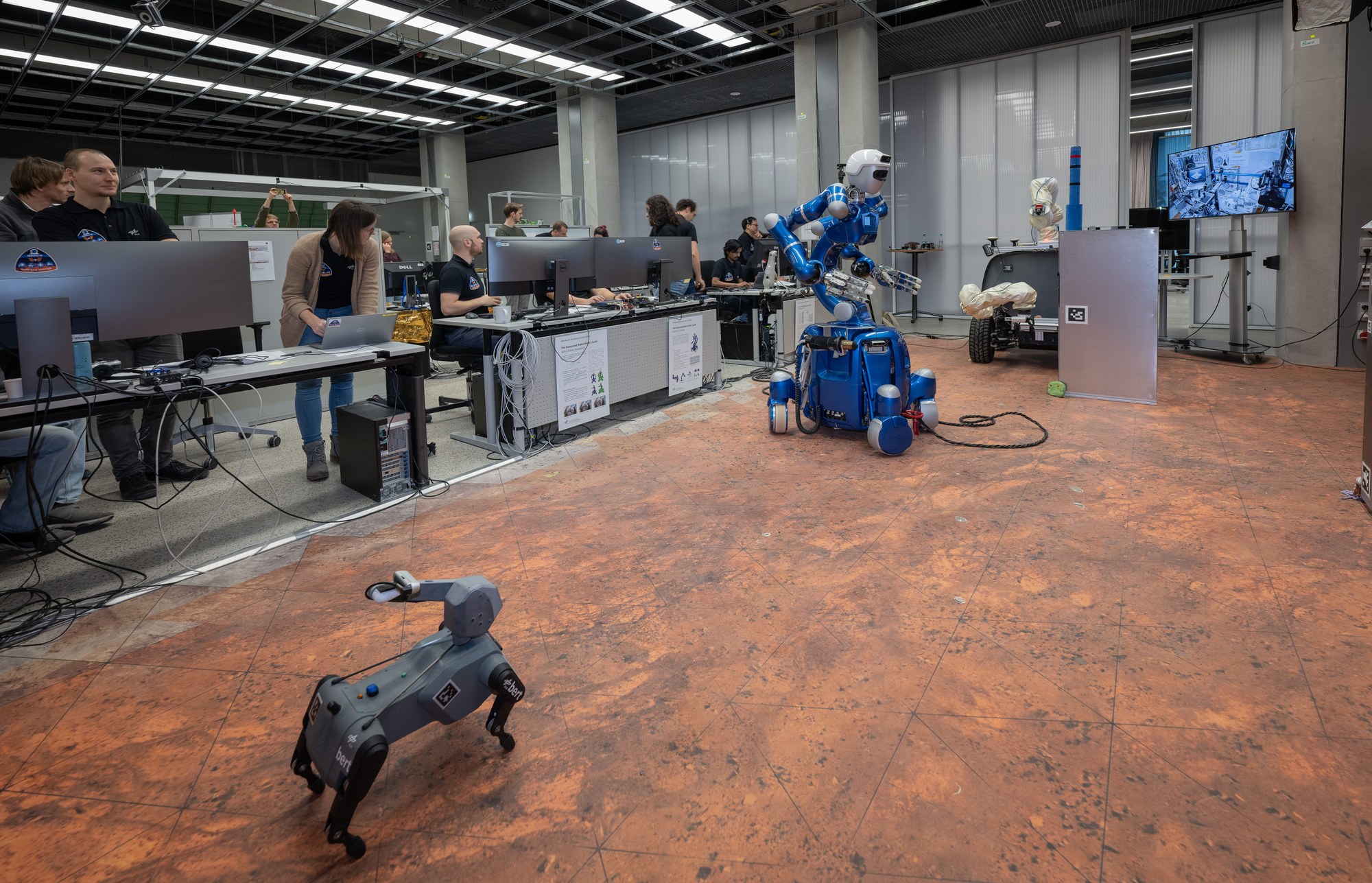 Im Marslabor des DLR sind Menschen und Roboter bereit für das Experiment Surface Avatar