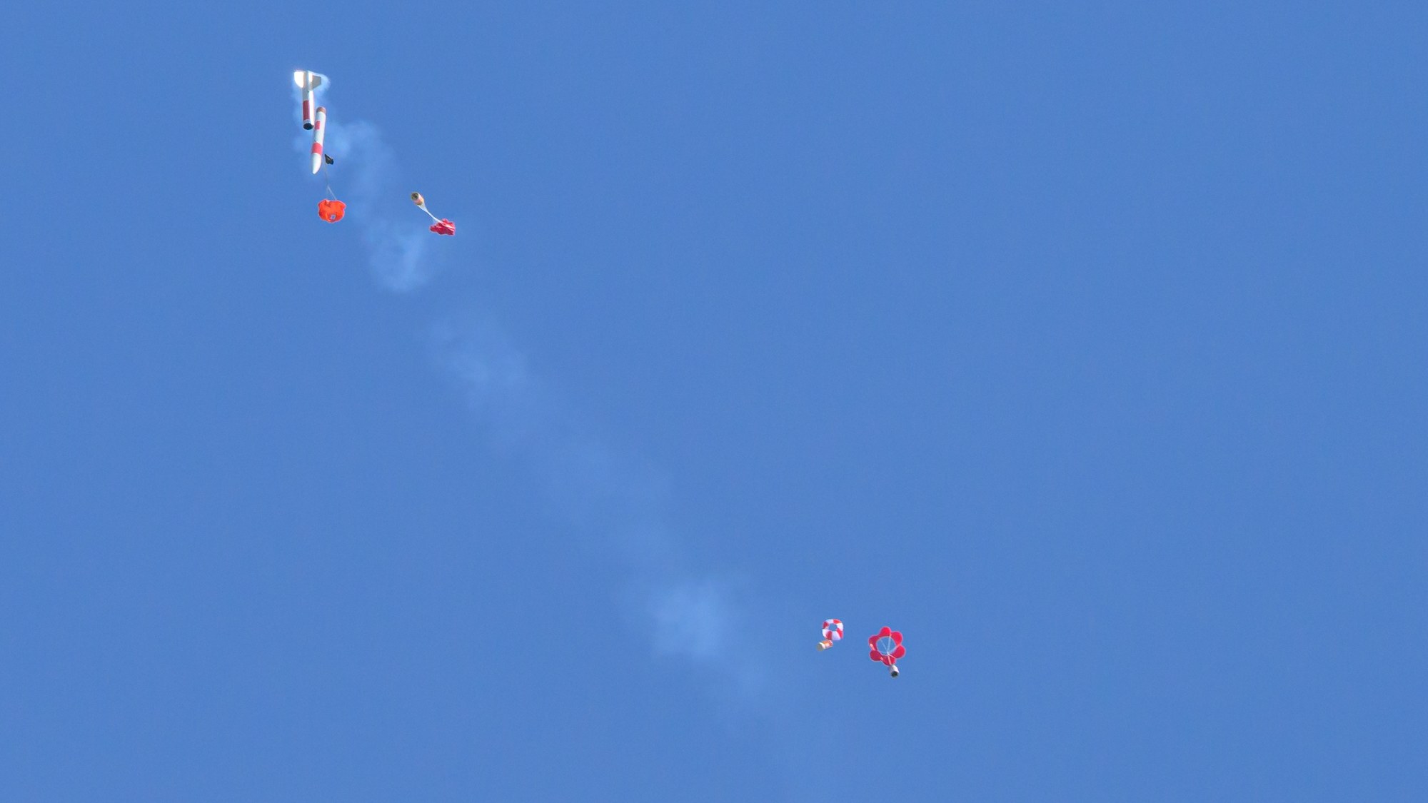 Dosensatelliten schweben an Fallschirmen zu Boden