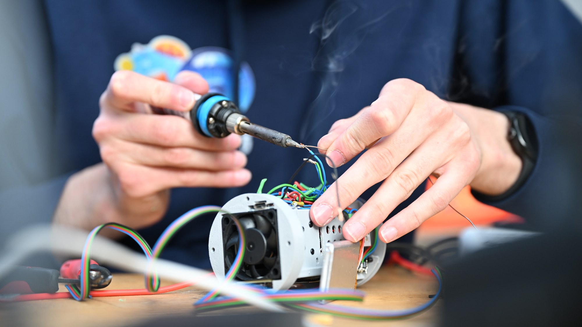 Letzte Arbeiten an einem Dosensatelliten