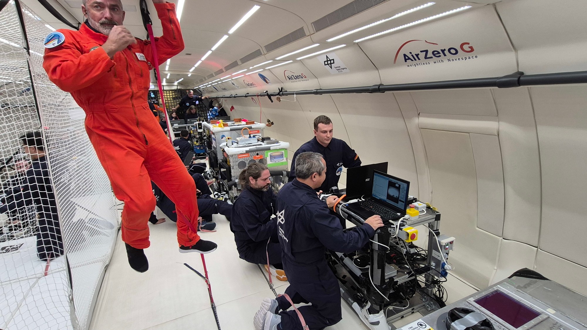 Experiment zu Wasserstoffblasen in der Elektrolyse auf dem 45. DLR-Parabelflug
