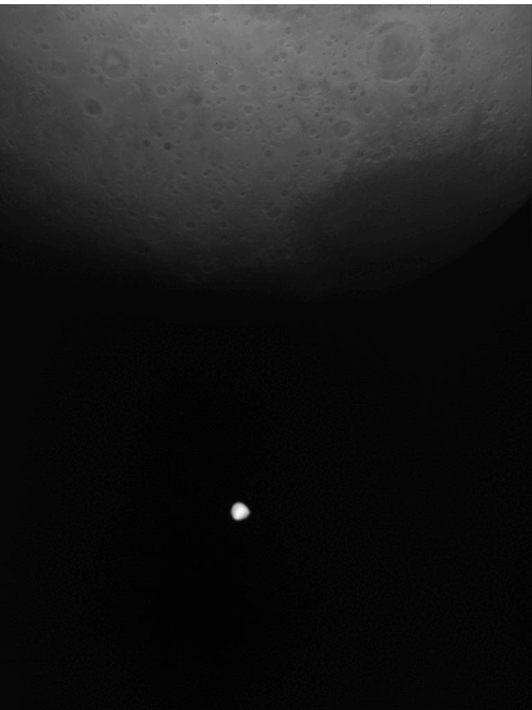 Marsmond Deimos kreuzt die Marsoberfläche in dieser Sequenz von TIRI-Bildern