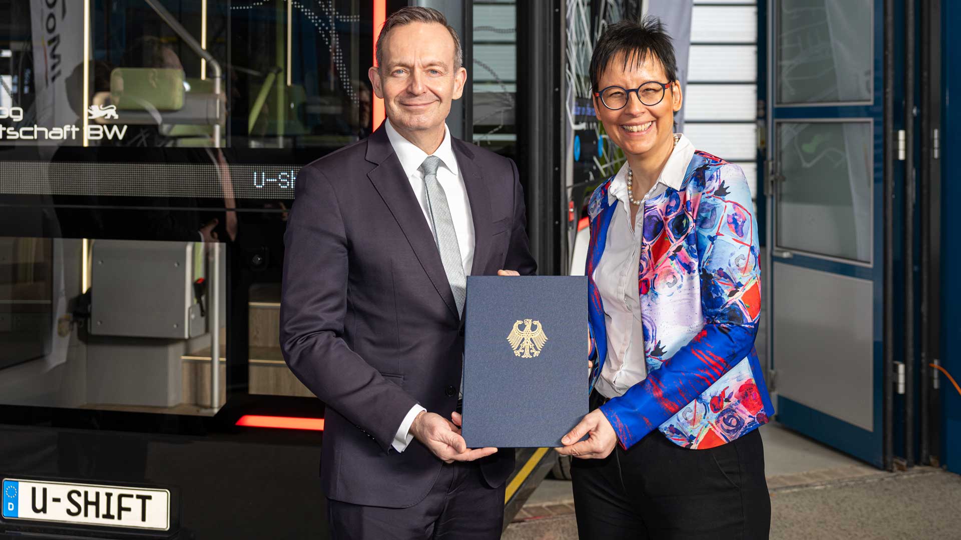 Bundesverkehrsminister Dr. Volker Wissing und Prof. Meike Jipp, DLR-Bereichsvorständin Energie und Verkehr