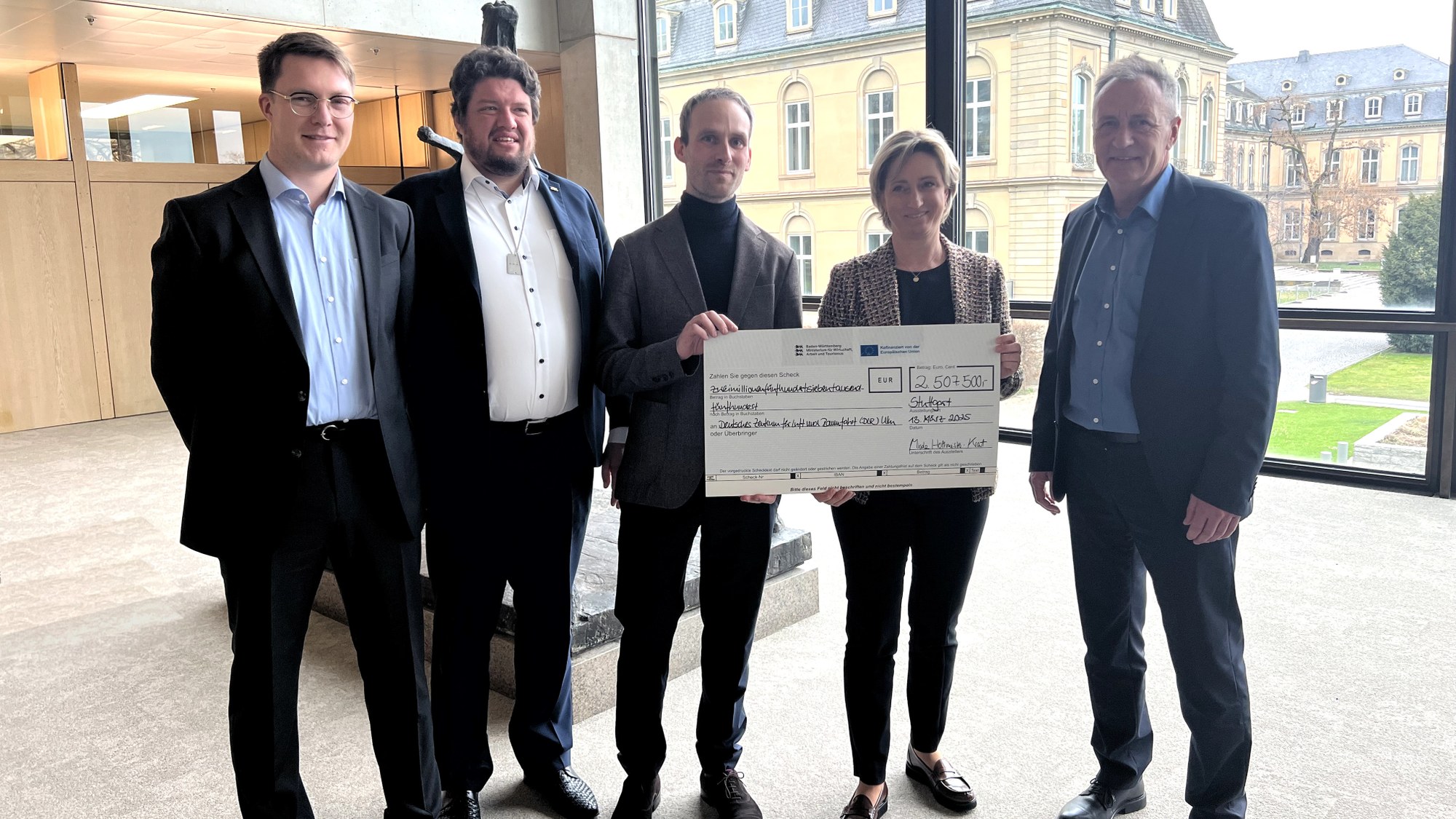 Ministerin Hoffmeister-Kraut übergibt EFRE-Förderscheck an das DLR