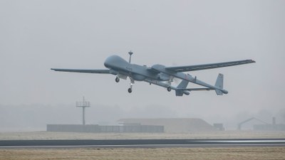 Eine Drohne der Bundeswehr startet.