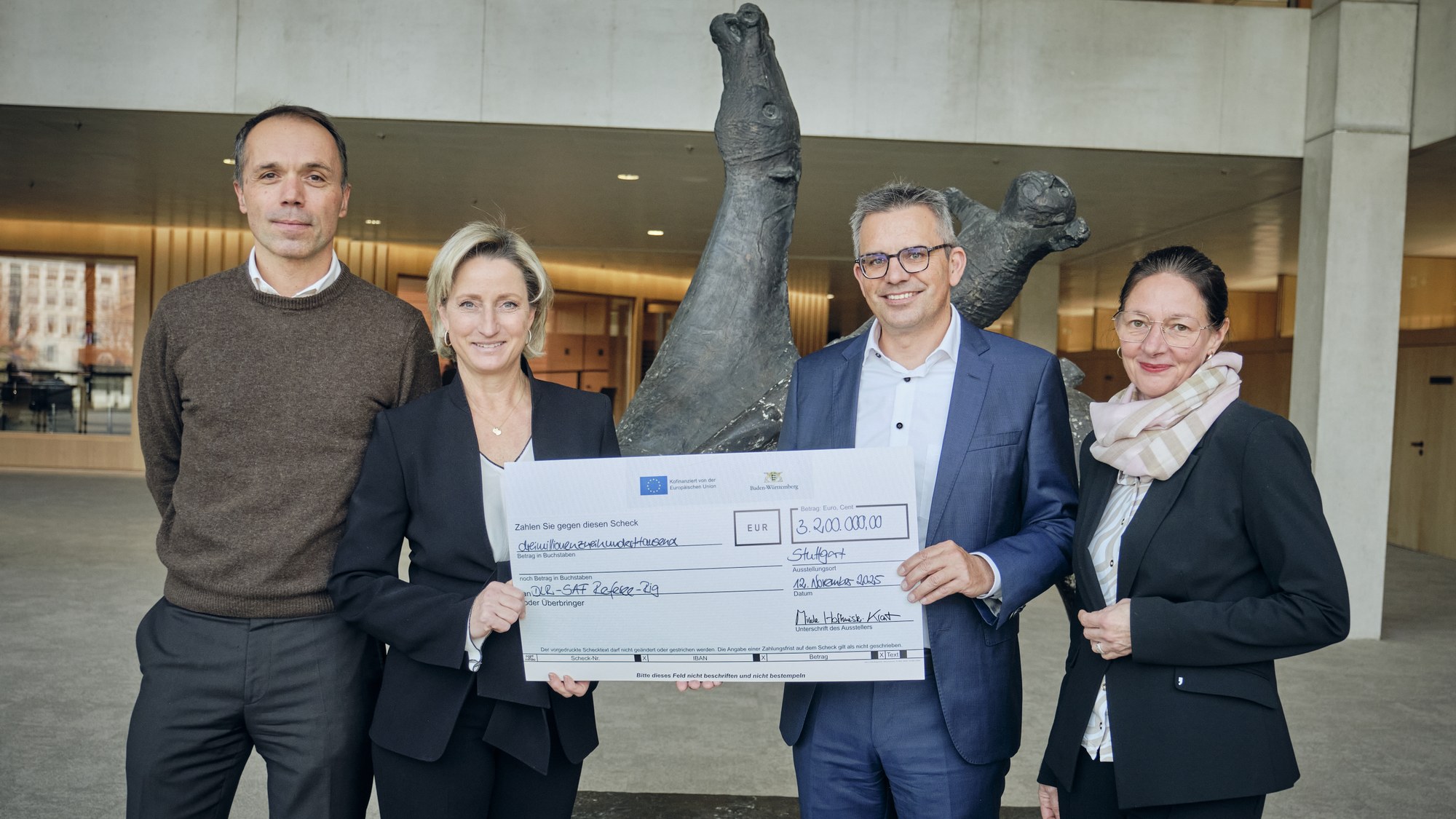 Ministerin Dr. Hoffmeister-Kraut übergibt EFRE-Förderscheck für DLR-Forschung an nachhaltigen Flugzeugkraftstoffen