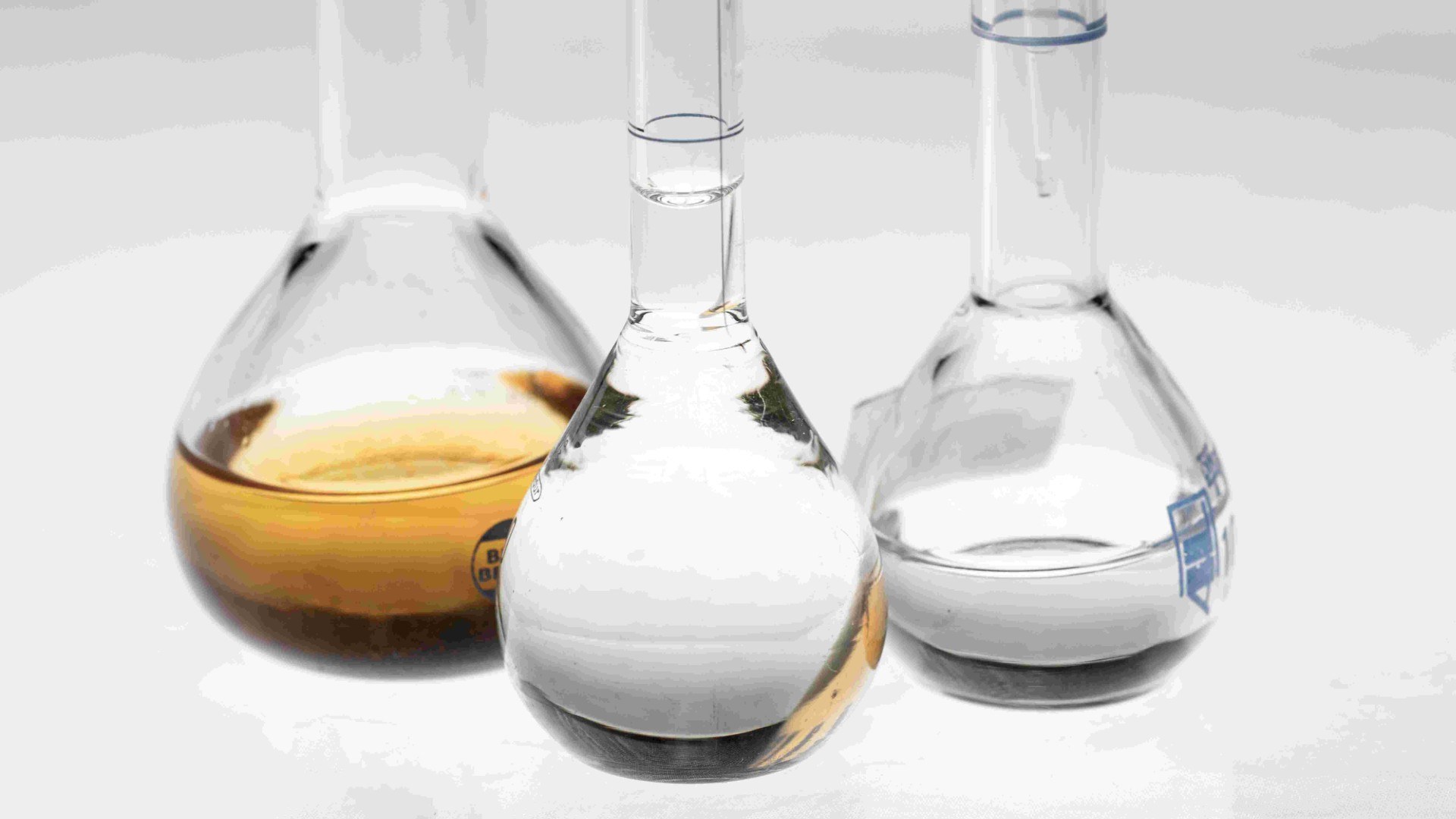 Laborgläser mit verschiedenen Kraftstoffproben