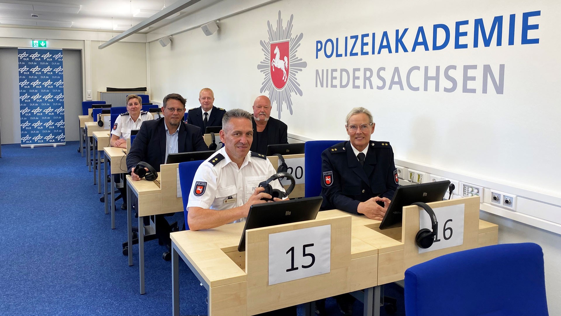 Das Bild zeigt sechs Personen in einem Testraum. Die Personen sind Mitarbeitende des DLR und der Polizeiakademie Niedersachsen.