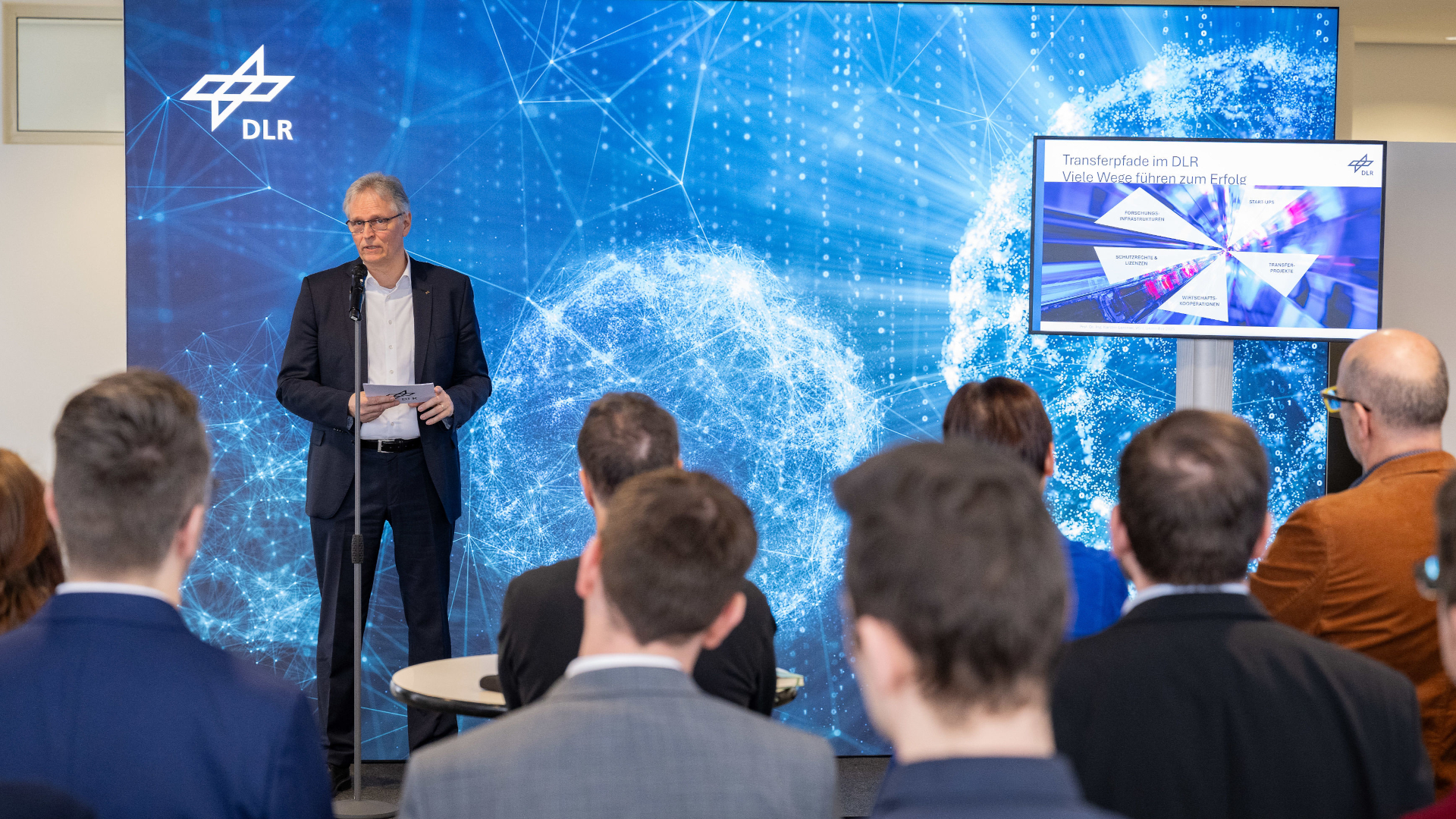 DLR-Vorstandsmitglied Prof. Karsten Lemmer auf der DLR-Expo KI in Ulm