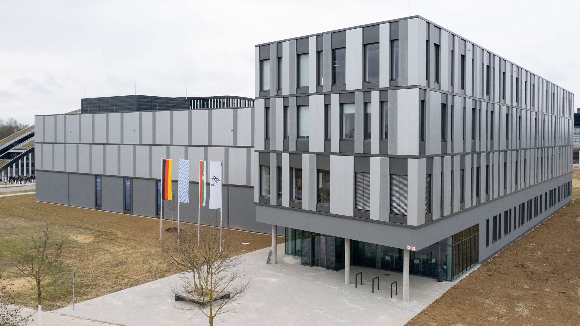 Außenaufnahme des neuen Gebäudes des DLR-Instituts für Test und Simulation für Gasturbinen in Augsburg