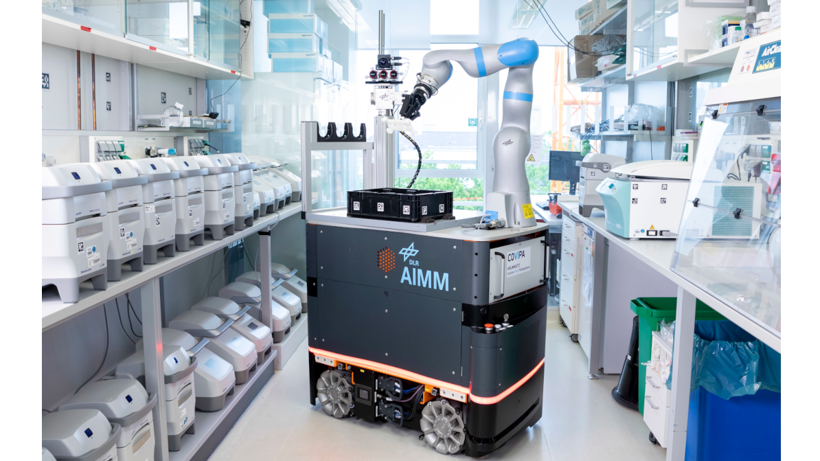 Bild von AIMM im Labor, wie es Gegenstände handhabt und transportiert.