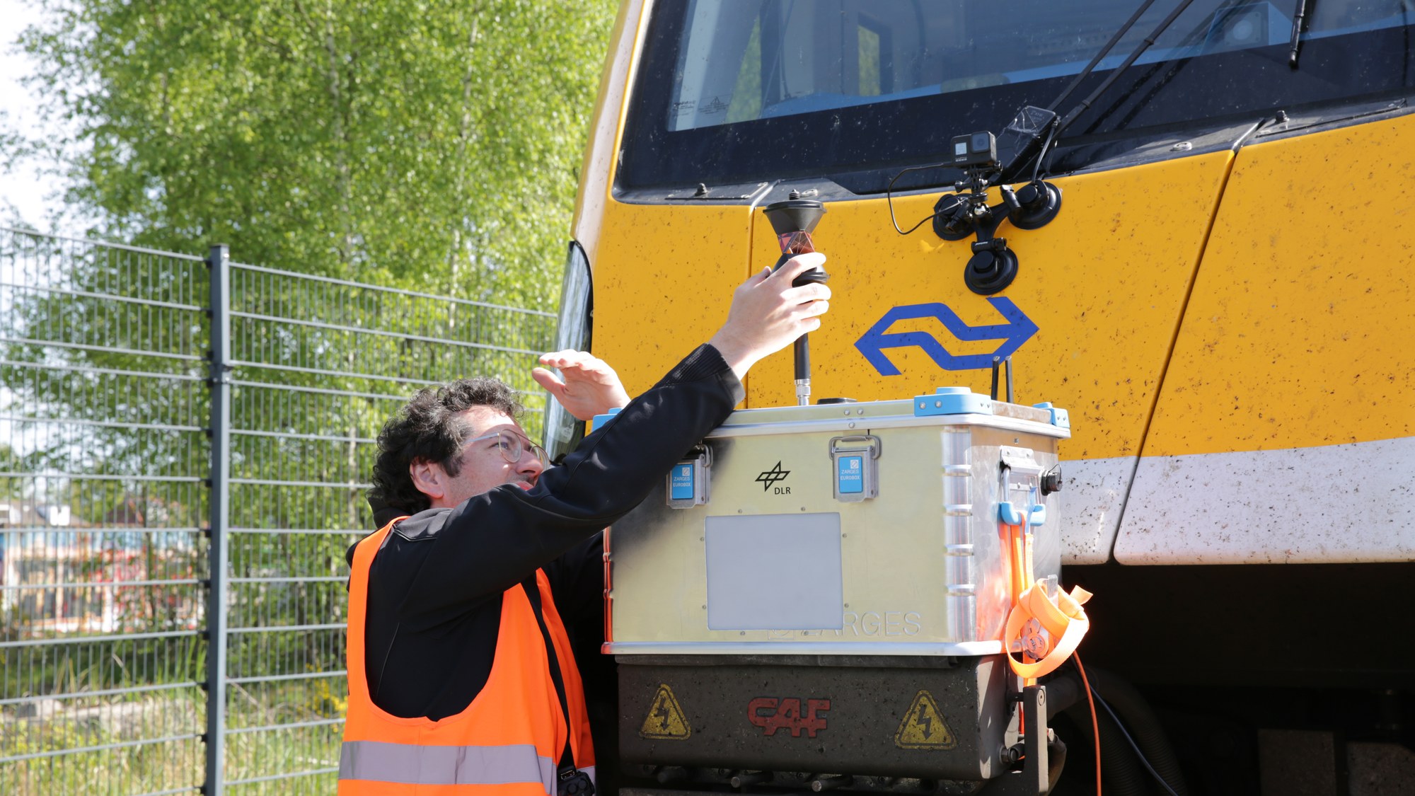 DLR-Forscher Paul Unterhuber prüft das R2DATO-System auf einem Regionalzug