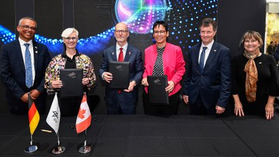 Gruppenbild der Vertretungen von DLR und NRC auf der Hannover Messe 2025