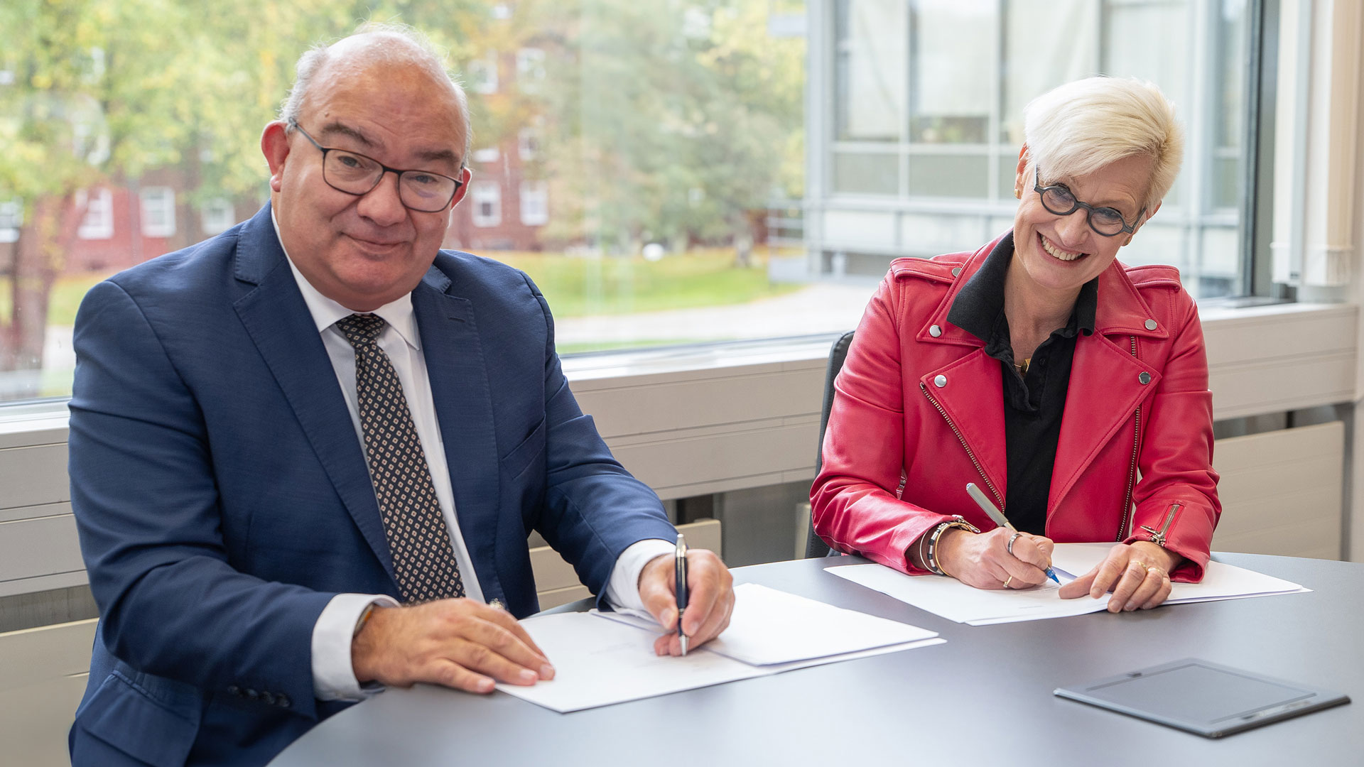Von links: Klaus Beckmann, Präsident der HSU, und die DLR-Vorstandsvorsitzende Anke Kaysser-Pyzalla bei der Vertragsunterzeichnung in Hamburg.