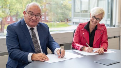 Von links: Klaus Beckmann, Präsident der HSU, und die DLR-Vorstandsvorsitzende Anke Kaysser-Pyzalla bei der Vertragsunterzeichnung in Hamburg.