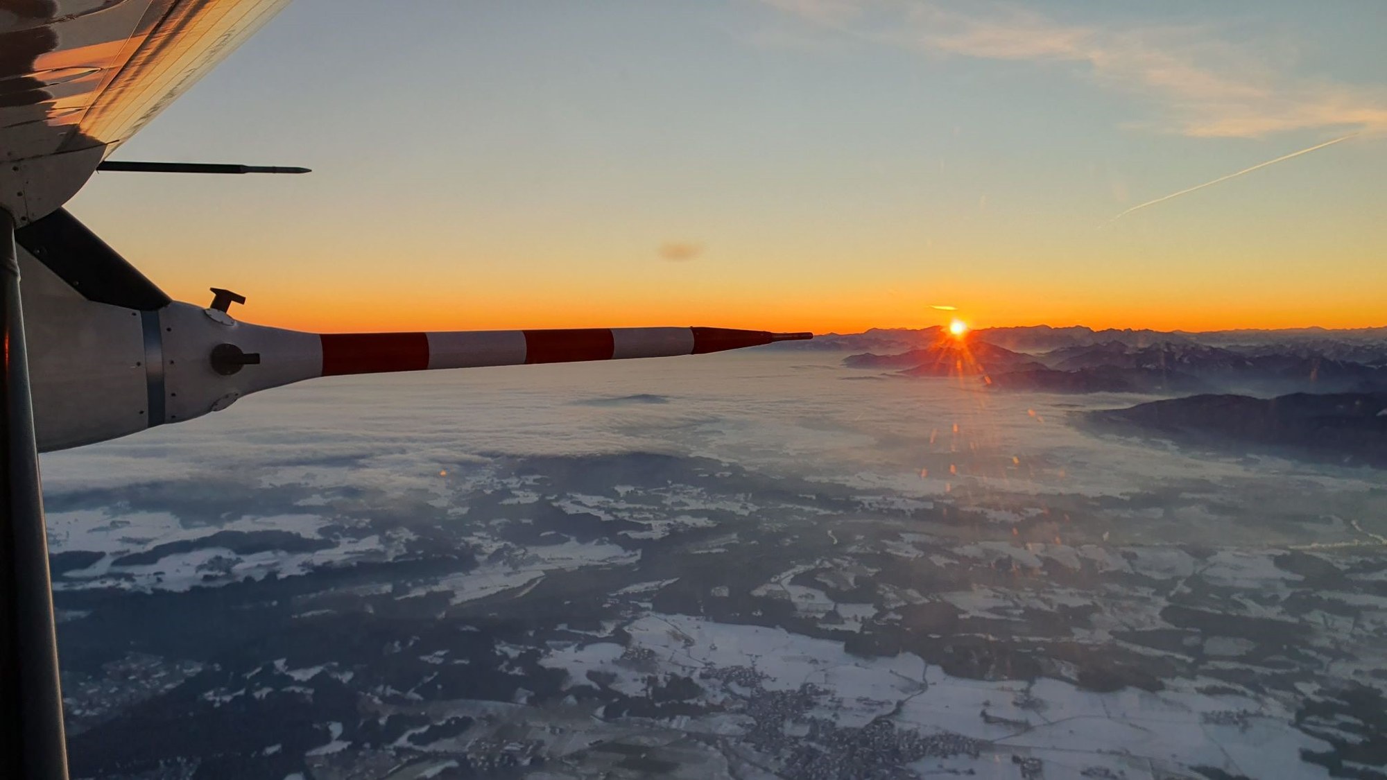 DLR-Forschungsflugzeug Cessna im Flug über dem Alpenraum