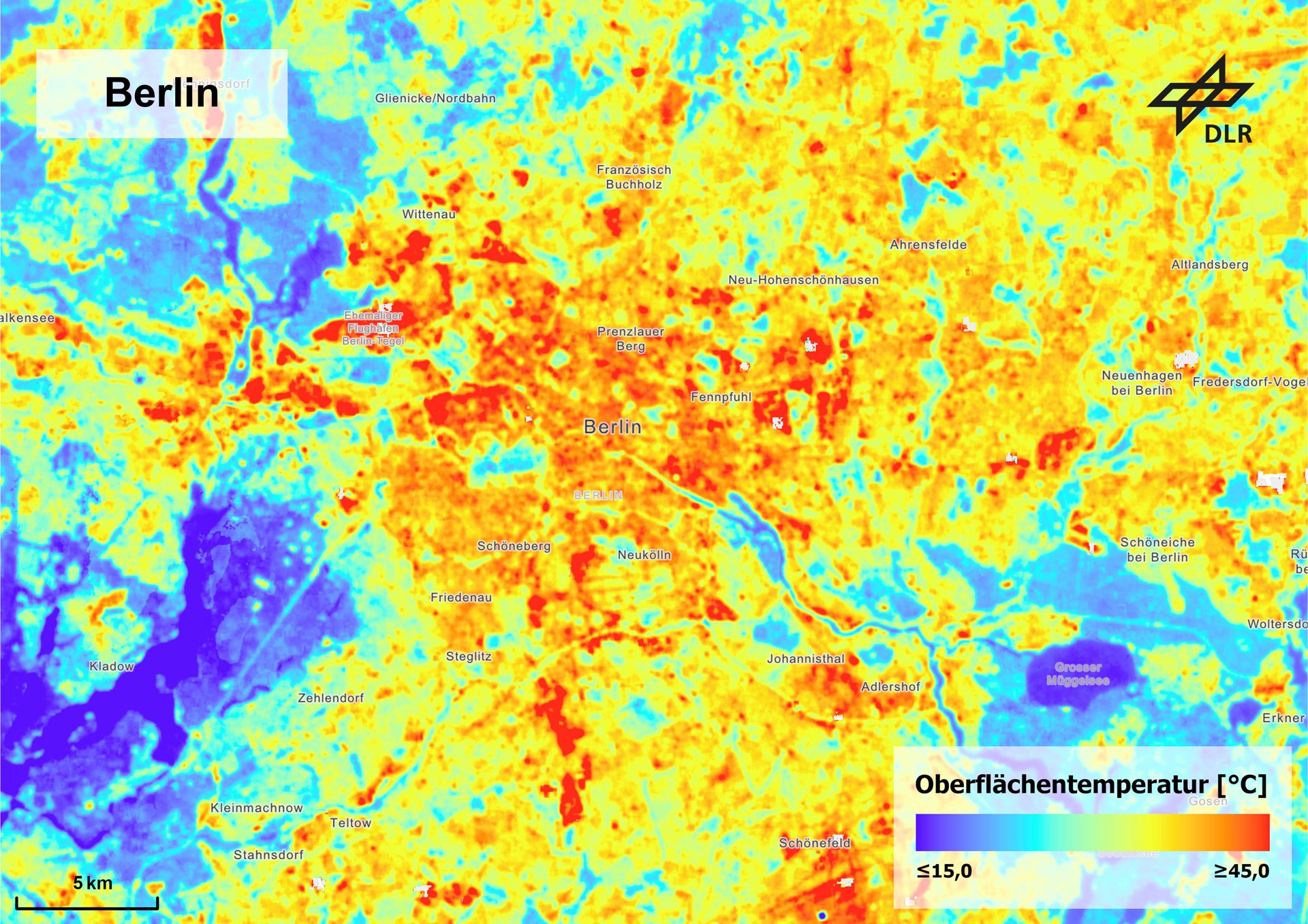 Die Darstellung zeigt die unterschiedlichen Temperaturen auf der Oberfläche für den Großraum Berlin. Die Skala reicht von blau für weniger oder gleich 15 Grad Celsius bis zu rot für mehr oder gleich 45 Grad Celsius.