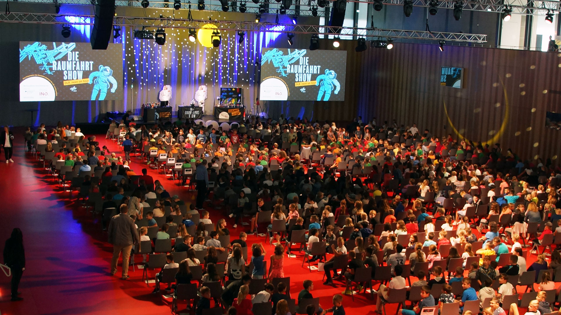 Bühne und Publikum bei der DLR_Raumfahrt_Show 2018 in Künzelsau