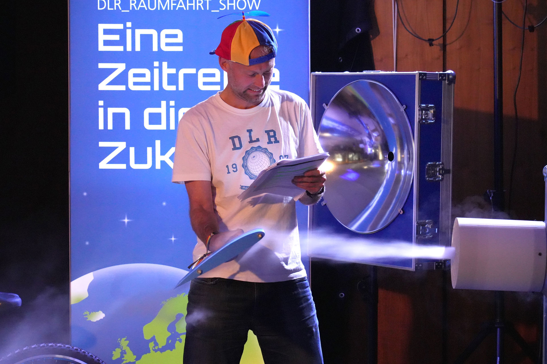 Mit einem Flügel im Luftstrom wird es bei der DLR_Raumfahrt_Show 2025/26 anschaulich von Moderator Tobi erklärt.