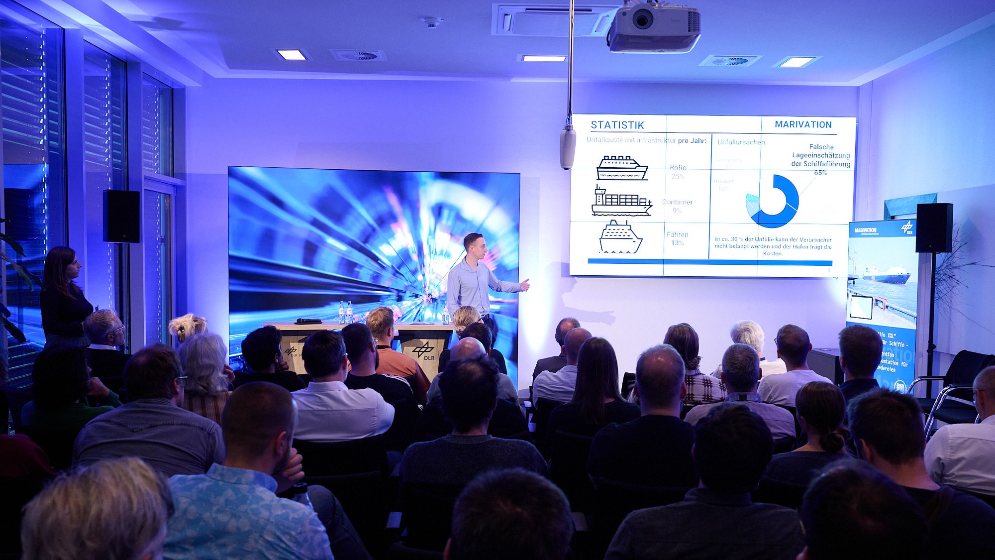 Gründer Marvin Bathmann stellt die Ausgründung Marivation bei der DLR_Startup-Facrory-Tour in Oldenburg vor