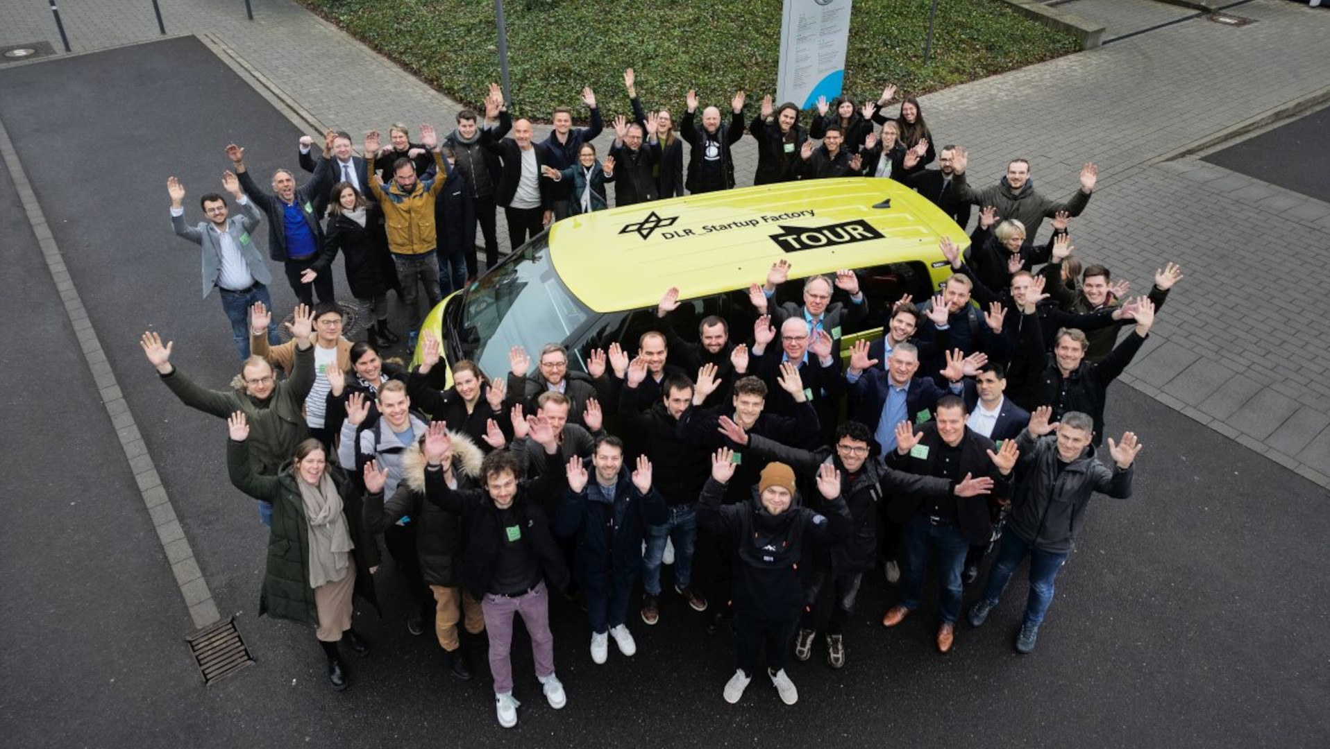 Die Teilnehmer des Treffens zur Unterstützung von Startup-Unternehmern im Austausch über innovative Geschäftsideen und zukünftige Projekte.