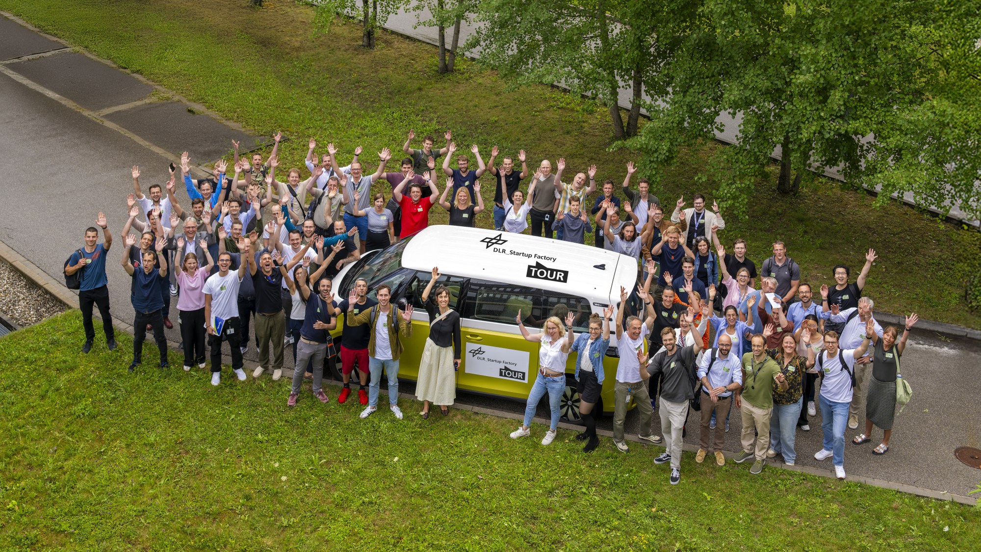 Buntes Gruppen Bild von der DLR_Startup-Factory Tour