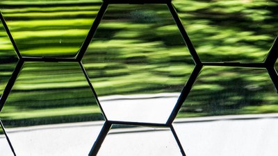 Das Bild zeigt einen Ausschnitt aus dem DLR-Wandkalender 2025. Zu sehen sind die Waben des Sonnenofens des DLR in Köln.