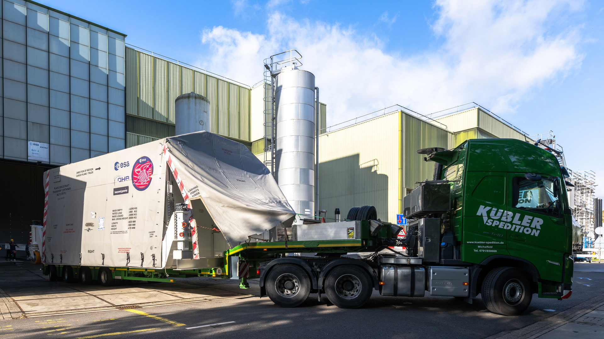 Ein LKW liefert PLATO am ESTEC an