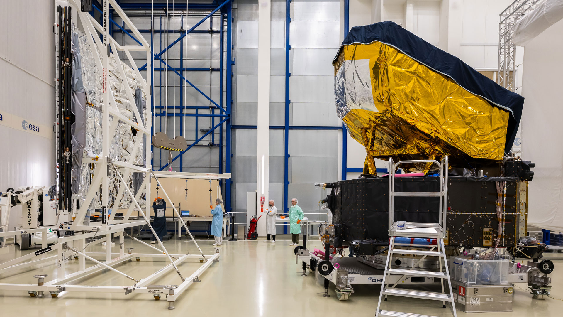 Vorbereitung der Montage des kombinierten Sonnenschutz- und Solarmoduls auf dem PLATO-Raumfahrzeug