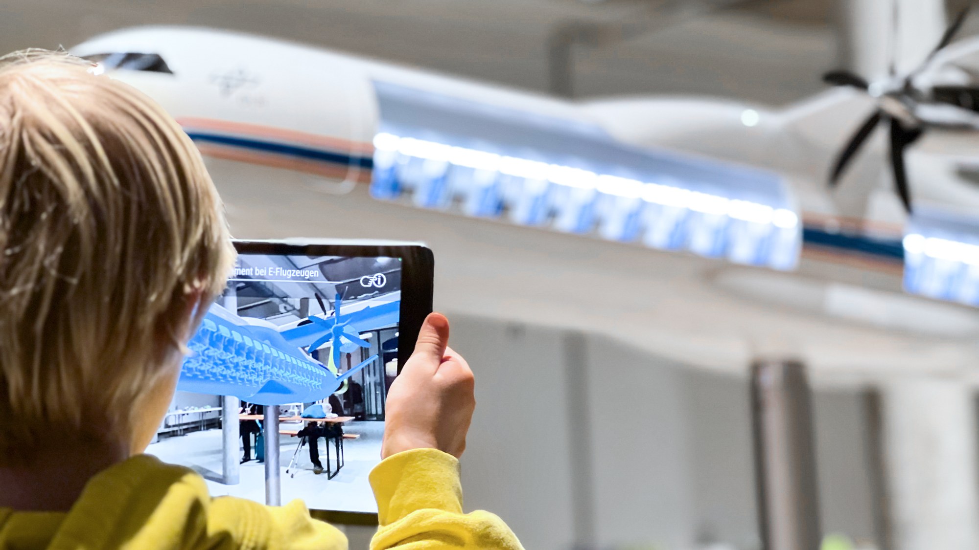 Ein Kind vor dem eFlight-Modell des DLR beim Aktionstag Fliegen in Hamburg