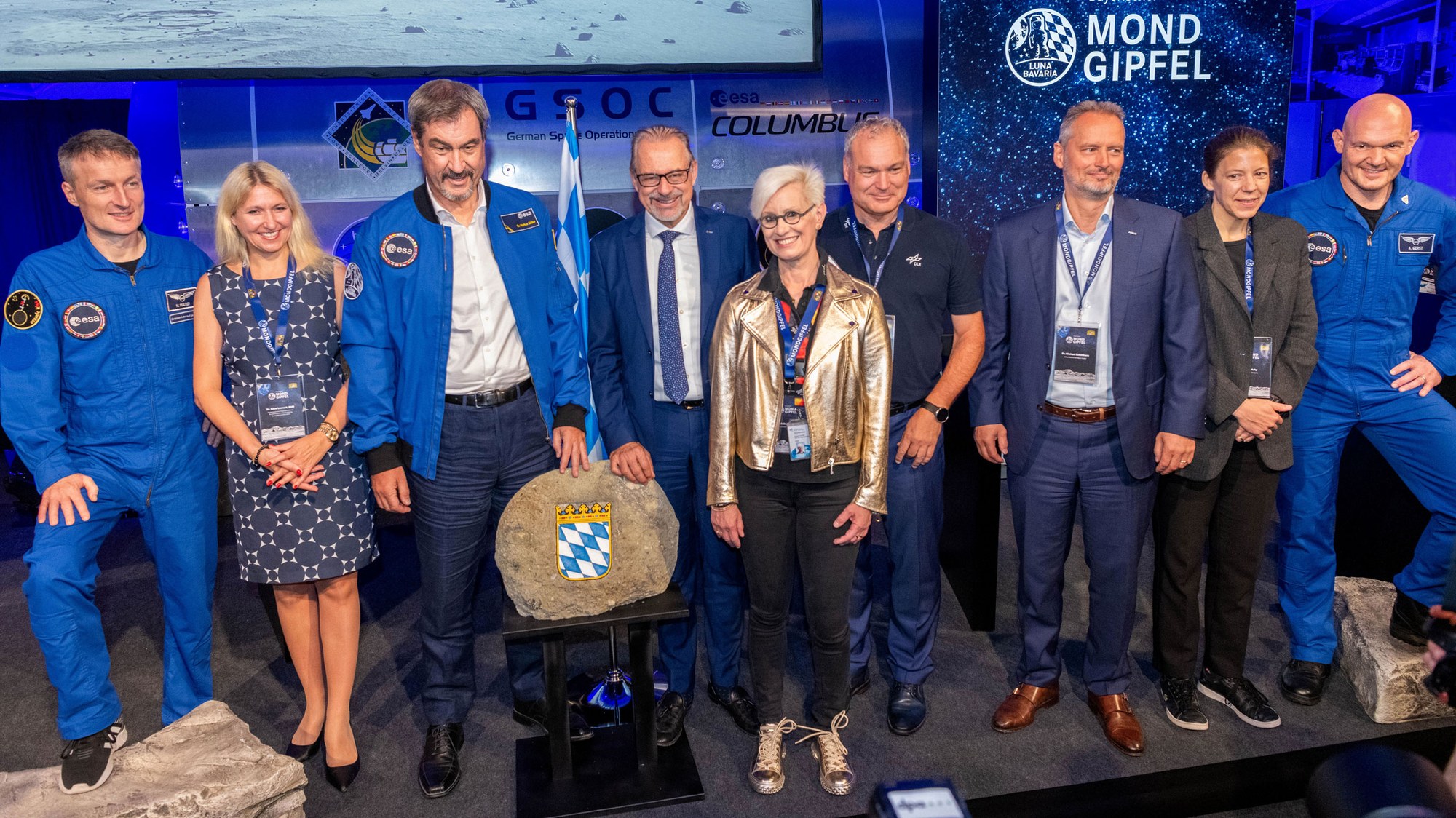 Gruppenbild von der Veranstaltung vom Bayerischen Mondgipfel im Deutschen Raumfahrtkontrollzentrum des Deutschen Zentrums für Luft- und Raumfahrt in Oberpfaffenhofen.